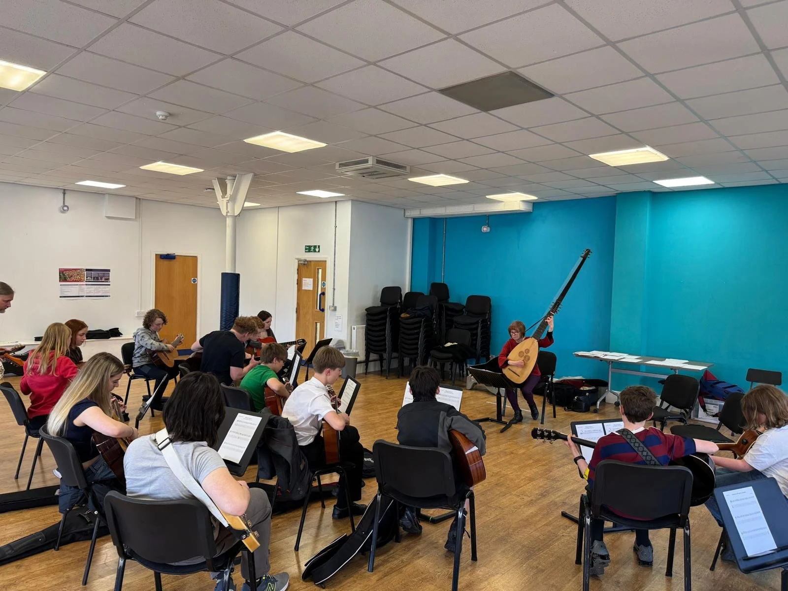 Theorbo player in front of class