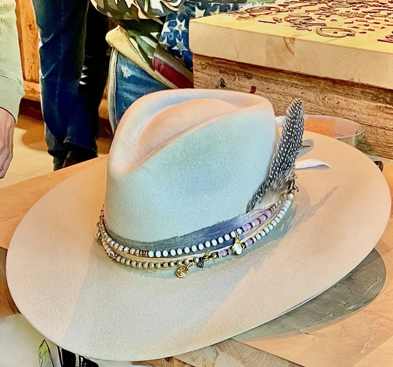 One of our new favorite obsessions are the hat bands we customize! 🤠❤️🤠
&bull; 
&bull;
&bull;
#cowboyhat #cowboy #kemosabe #kemosaberoadhouse #hat #hataccessories #luxury #luxurylifestyle #stylish #fashion #creative
