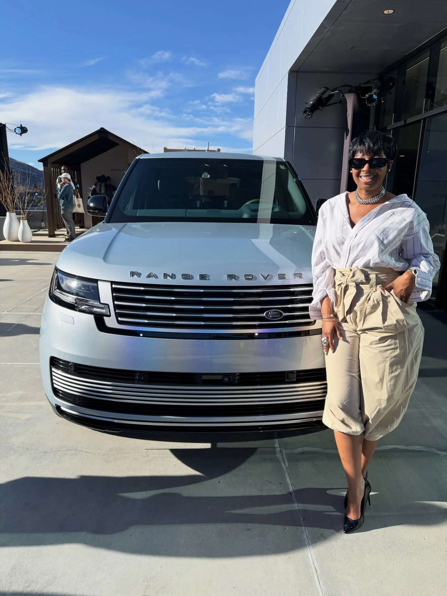 Introducing the cars of the week 😊 
Which @rangerover do you like better? 

Range Rover LWB 2024
Ionian Silver Gloss
4.4L TT V8 607 hp
Liberty Blue seats in the front paired with Perilino cream in the rear seats. 
Starting $175K
 
and 

Range Rover 