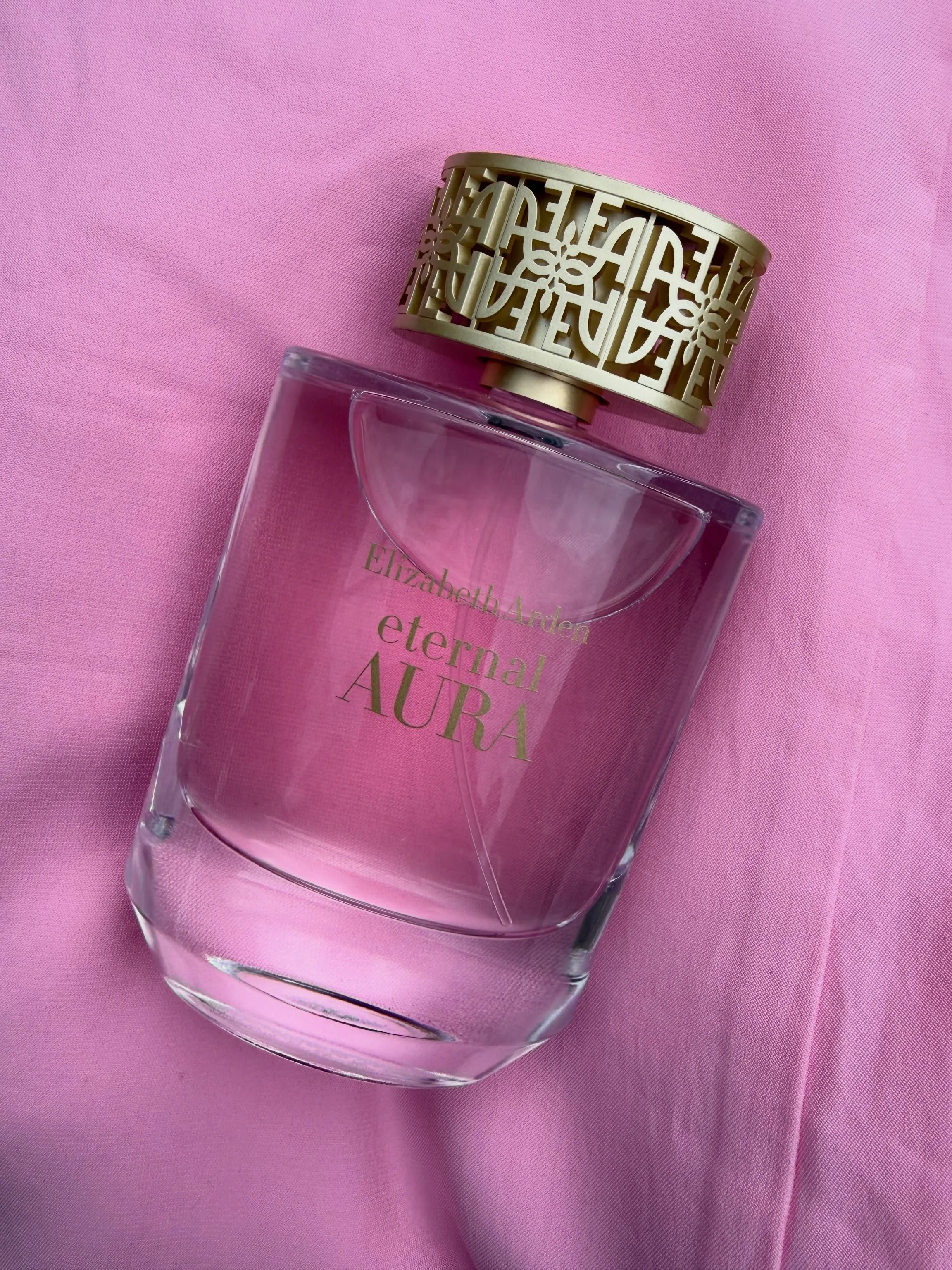 Fren! New Fragrance🚨 meet the @elizabetharden &ldquo;Aura&rdquo; now available at @macys 
It&rsquo;s floral, springy and will be added to my spring rotation. 

Notes: 
&bull; Top notes: Dragon fruit, golden pear, pink pepper
&bull; Middle notes: Eli