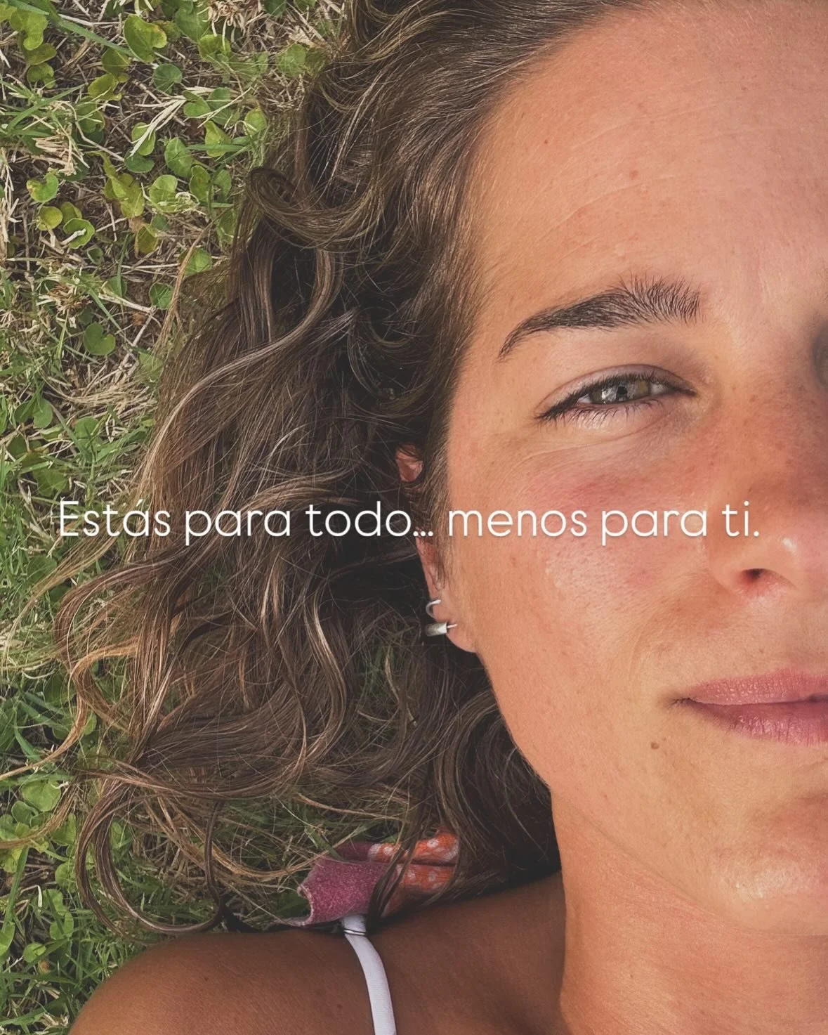 Conectados hacia afuera, desconectados hacia adentro.
Nos ocupamos de todo. De todos.
Menos de nosotros mismos.

Para no sentir lo que nos duele.
Para distraernos de lo que nos preocupa.
Para evitar mirar de frente eso que nos remueve cada tarde desp