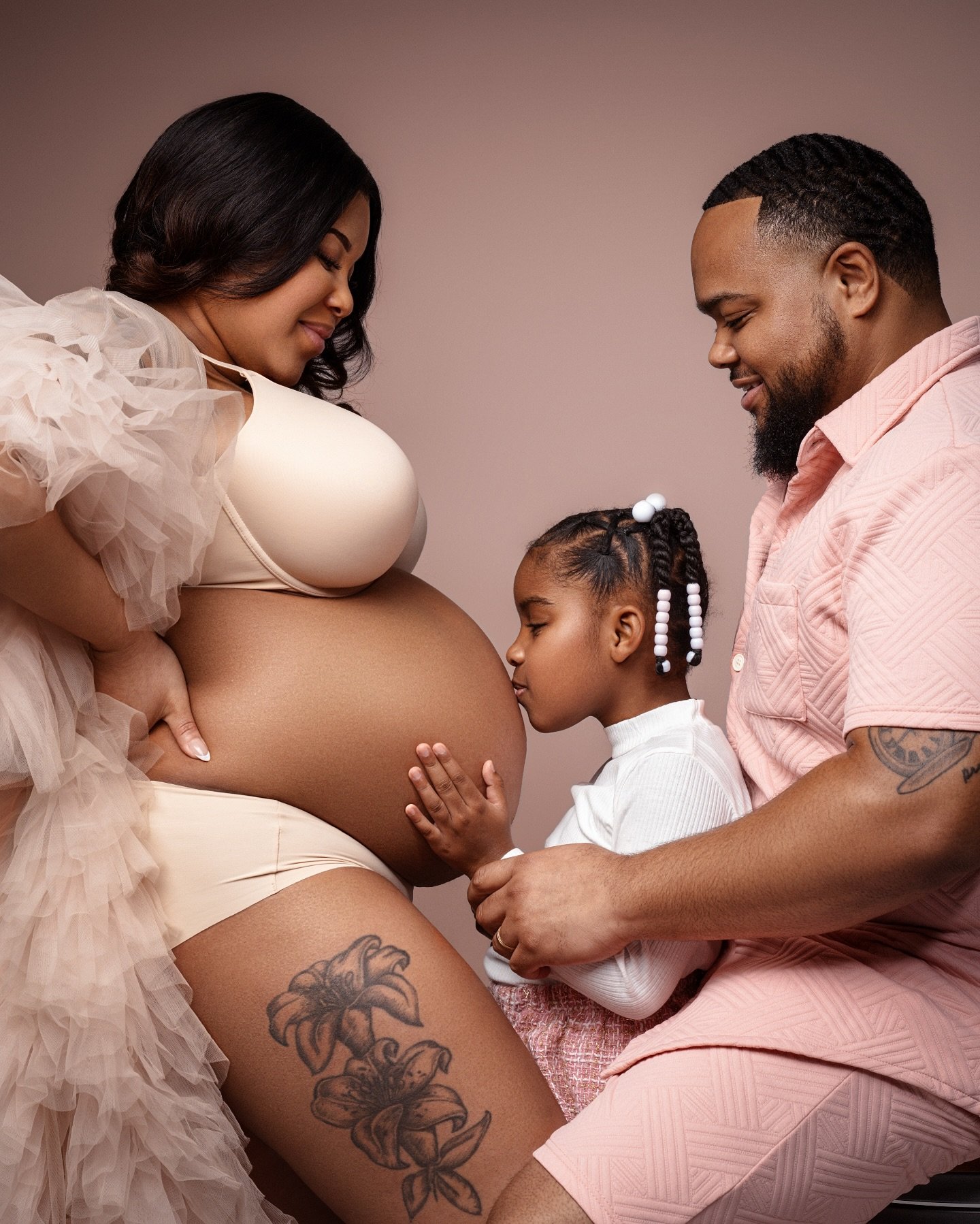 Timeless * Clean * Classy

Capture the Memories&hellip;NOW BOOKING!! Don&rsquo;t wait till last minute!!
#maternityeditor #maternityshoot #maternityphotography #dmvphotographer #dmvmaternityphotographer #baltimorematernityphotographer #marylandmatern