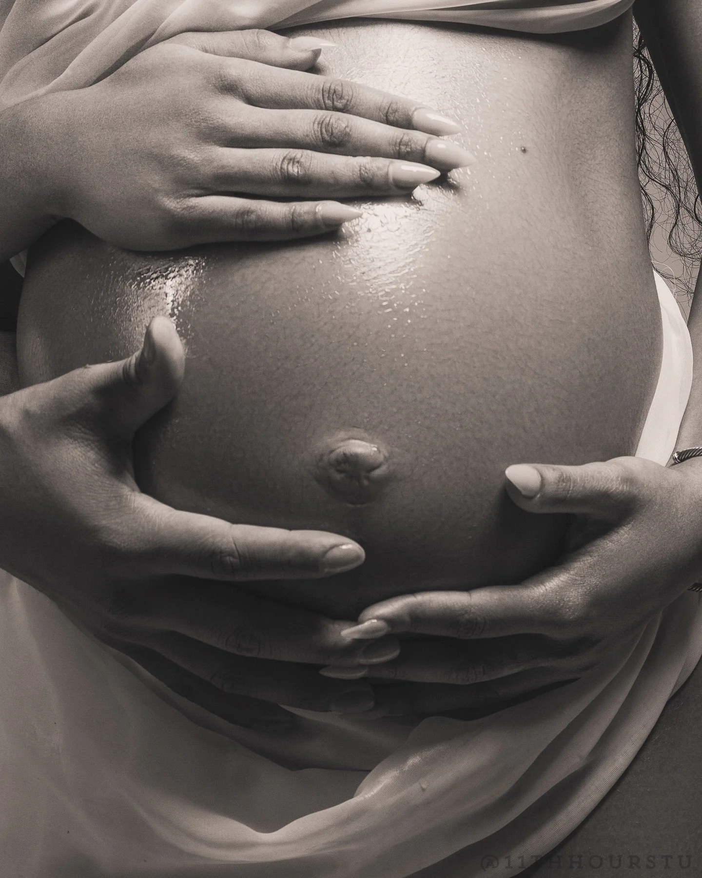 The Difference Between Trendy and Timeless in Maternity Photography