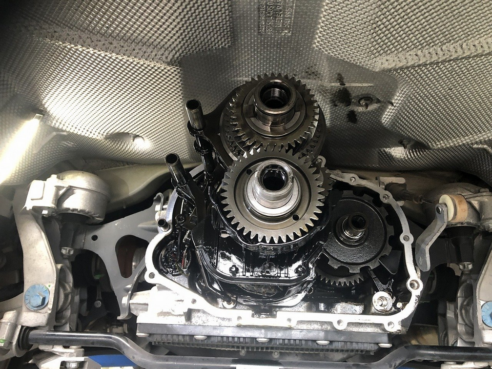 PDK gearbox end case puller diagram used to remove the end housing evenly.