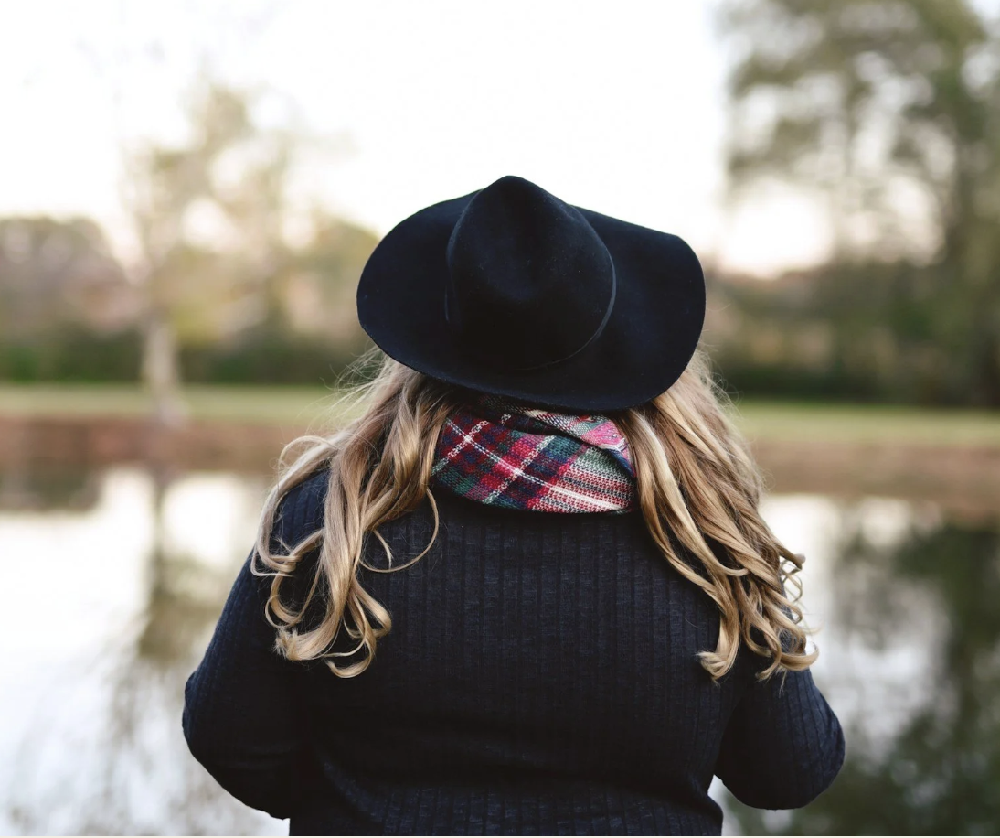 Cozy Girl Hair: Fall Styles That Pair Perfectly with Sweaters and Scarves