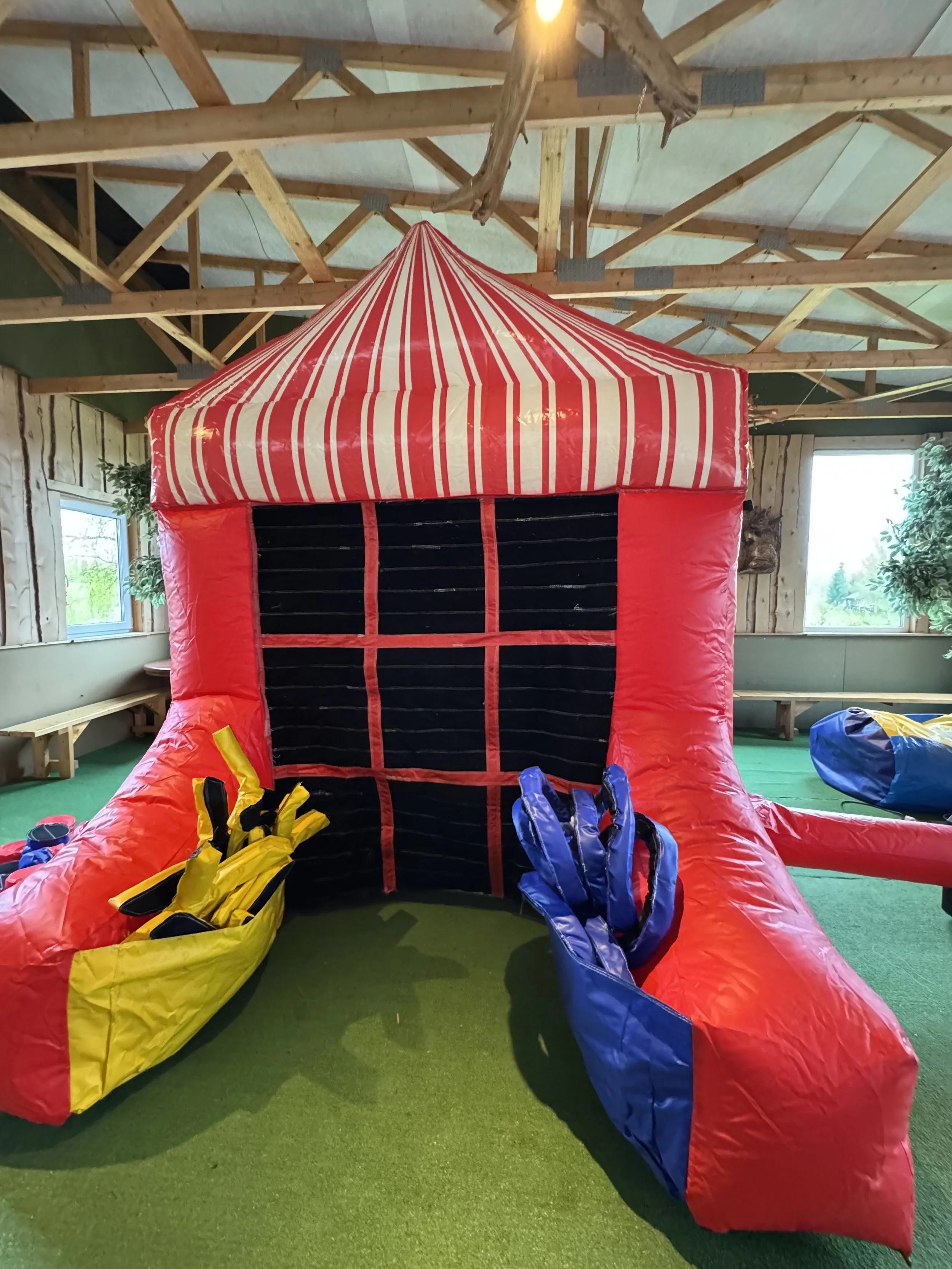 Täispuhutav Trips-Traps-Trull | Suur kahepoolselt mängitav atraktsioon