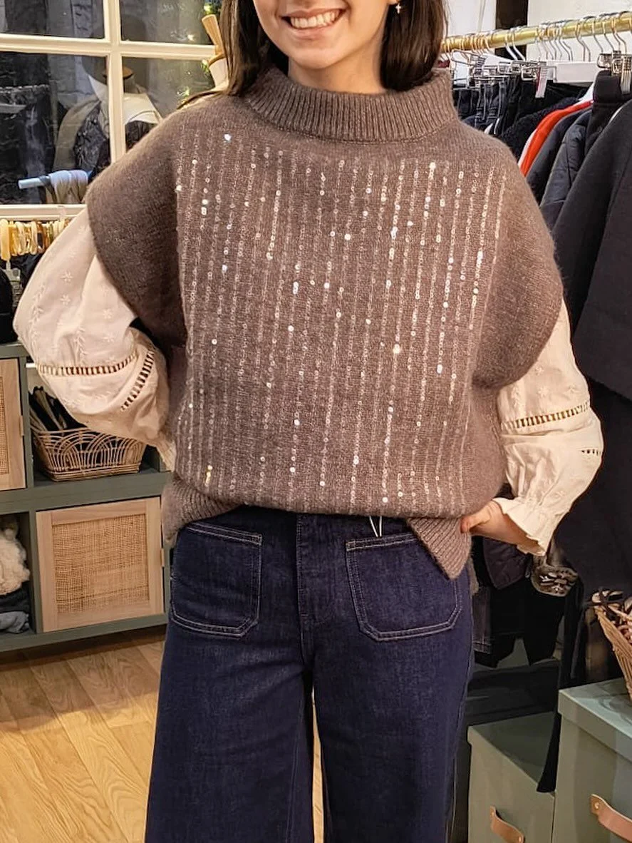 Holiday Gift Guide - Jour 19 💕

Ce petit ensemble, on l&rsquo;adore! Et notre Rosalie le porte si bien&hellip; Un pull &agrave; paillettes, &ccedil;a fait toujours son effet en cette p&eacute;riode des f&ecirc;tes ✨ et avec cette jolie chemise en de