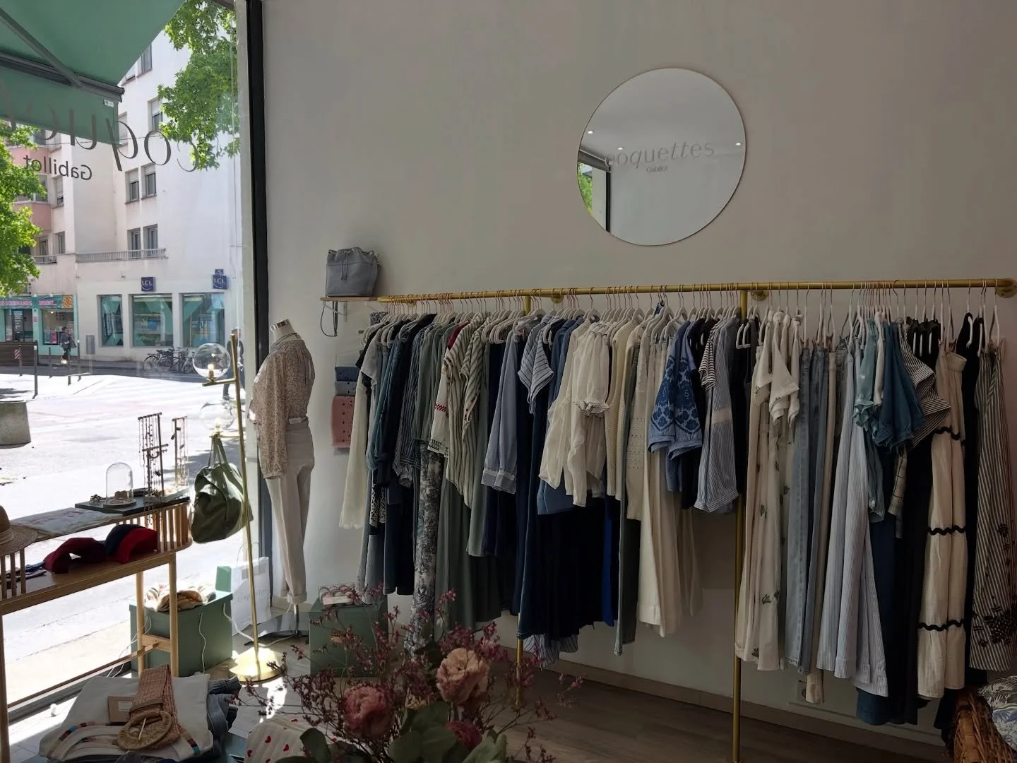 Une nouvelle ann&eacute;e commence ✨
Merci &agrave; vous, chers clients, pour votre fid&eacute;lit&eacute; et votre enthousiasme tout au long de l&rsquo;ann&eacute;e. Merci aussi &agrave; notre belle &eacute;quipe: Audrey, Maude, Manon, Sarah et Caro