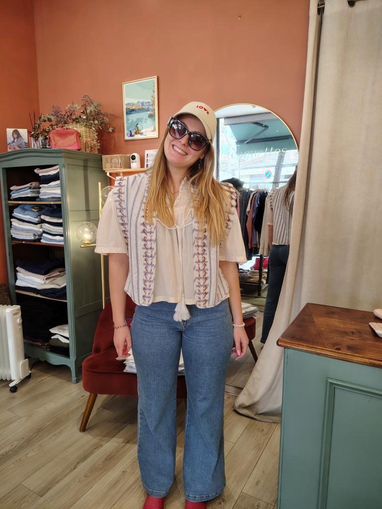 Lucie est toute jolie 🤭 dans une blouse et gilet Rue Mazarine, une casquette et des lunettes Pieces.
&Agrave; retrouver en boutique chez Coquettes!

Feel Fabulous, Be Coquettes!

📍24 rue Gabillot, Lyon 3
📍4 rue de la Fronde, Lyon 5

#coquetteslyon