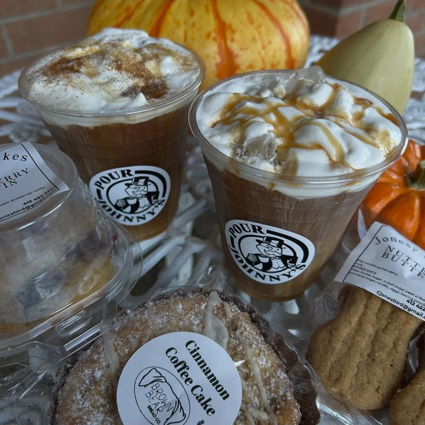 The dilemma.  The calendar says October, but the temperature outside says June.  The solution:  a cold brew with fresh salted caramel or pumpkin pie cold foam.  All the flavor of fall in refreshing coffee combination.  Pair with @jonesycakes muffin, 