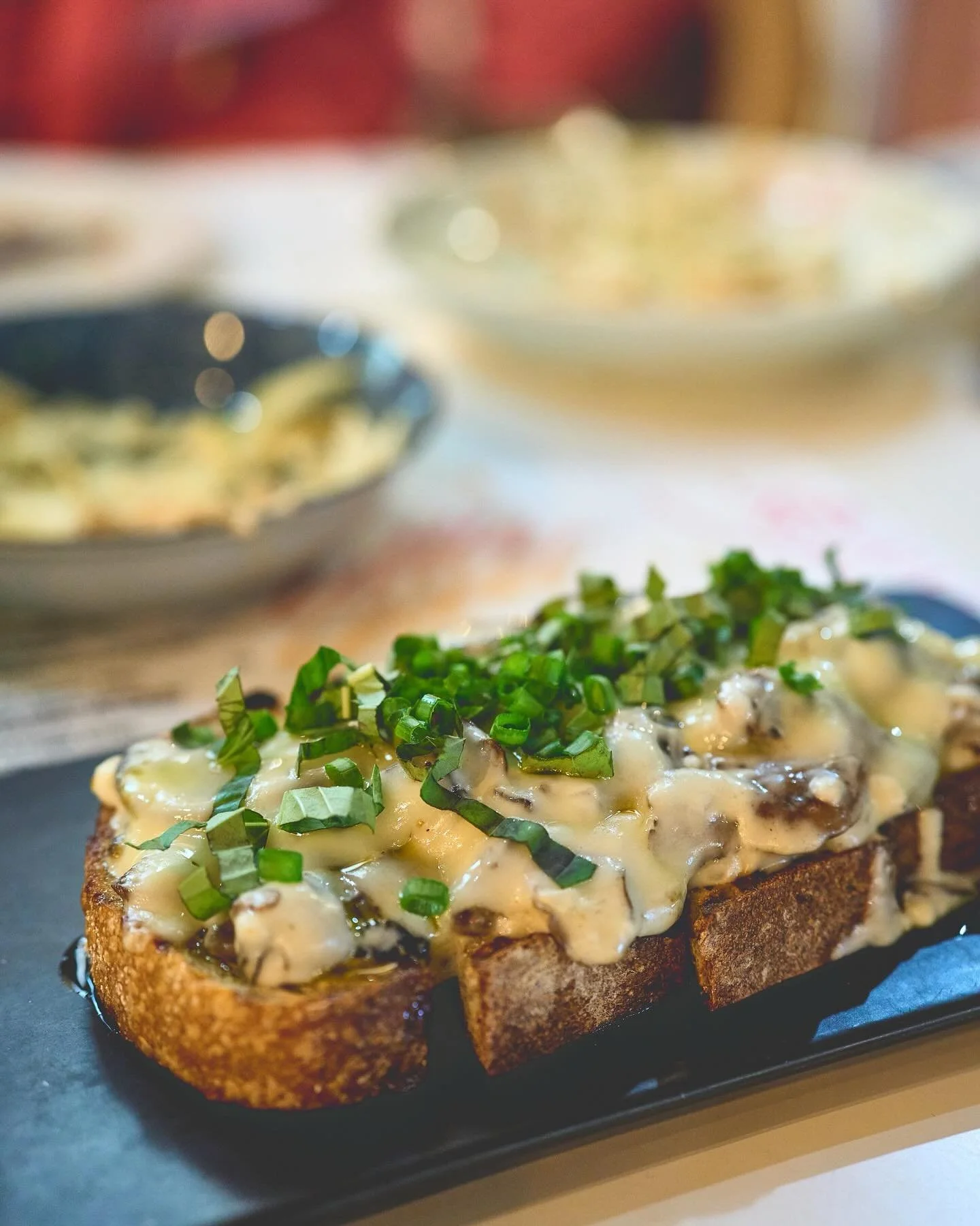 Have you tried out mushroom toast yet? It&rsquo;s an absolute flavor bomb with roasted mushrooms, sherry cream sauce and melty manchego cheese. Perfect solo lunch or shareable with the besties. See you soon lovelies!

📸 @hungryasianrke 🙏🏼