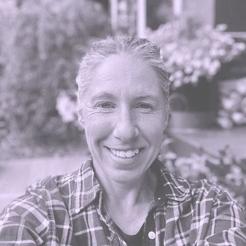 Vicki Headshot.jpg