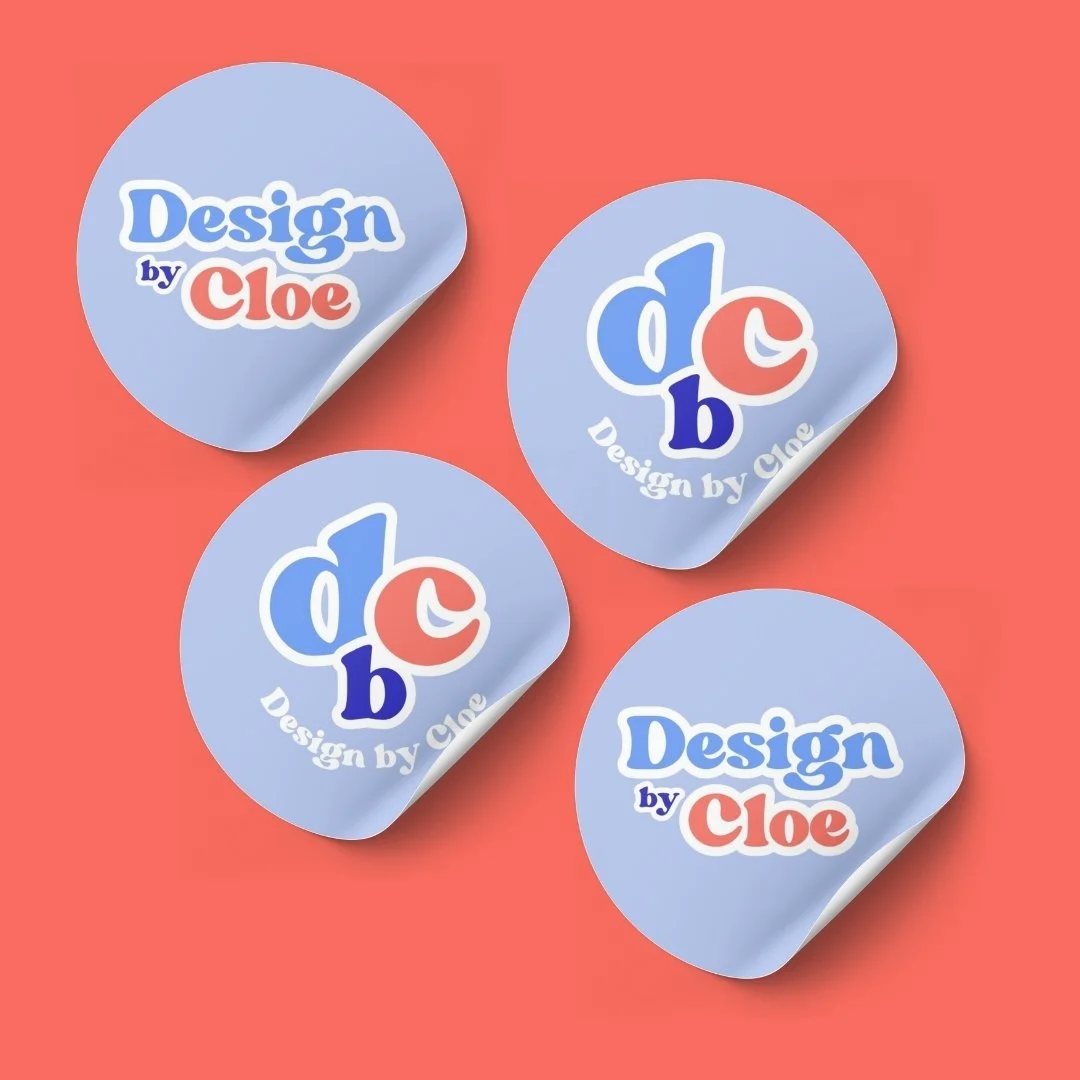 Quatre autocollants ronds avec le logo 'Design by Cloe' et un design coloré, disposés sur un fond rouge.
