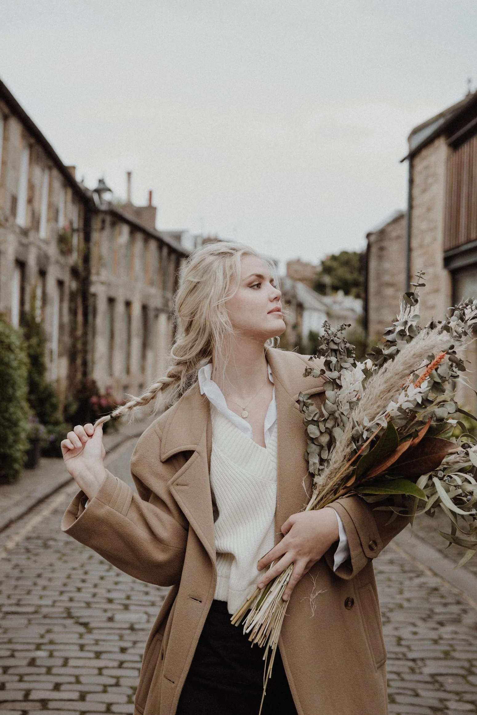  photo portrait of blonde model in edinburgh Stockbridge Circus Lane  