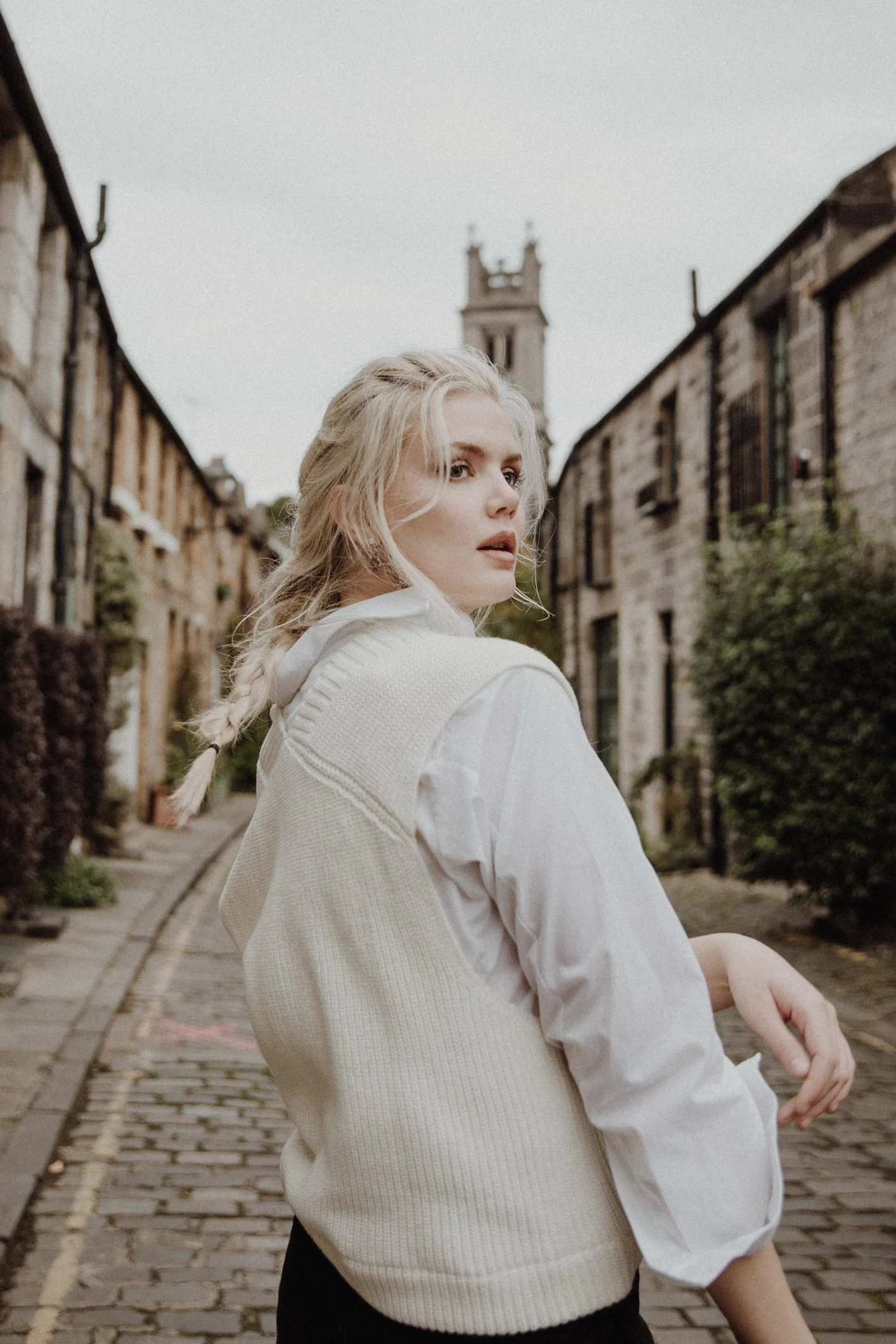  photo portrait of blonde model in edinburgh Stockbridge Circus Lane  