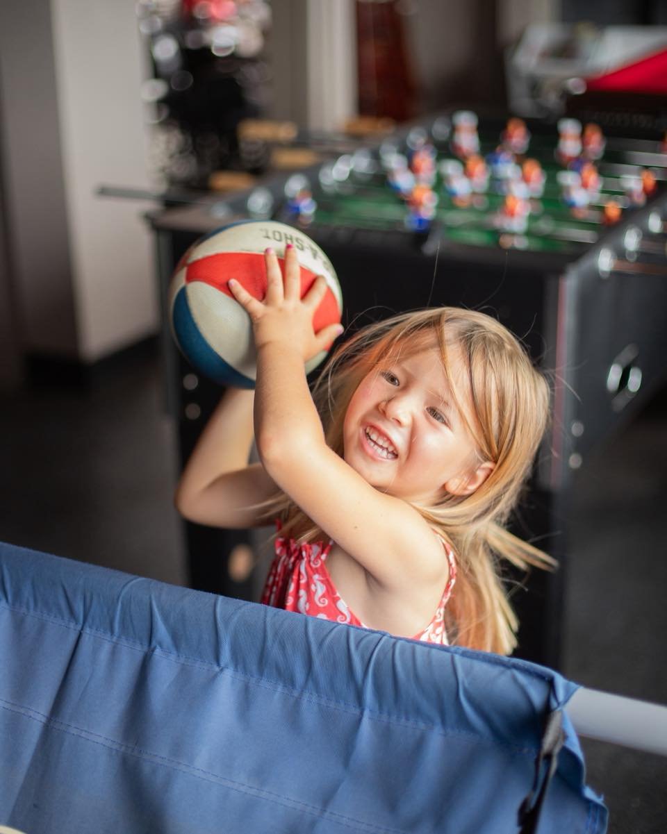All smiles and slam-dunks in the Keiki Zone 🏀✨ 

#cocodecklahaina #cocodeck #lahaina #oceanfrontdining #mauirestaurant 
#maui #thekitchenassassin