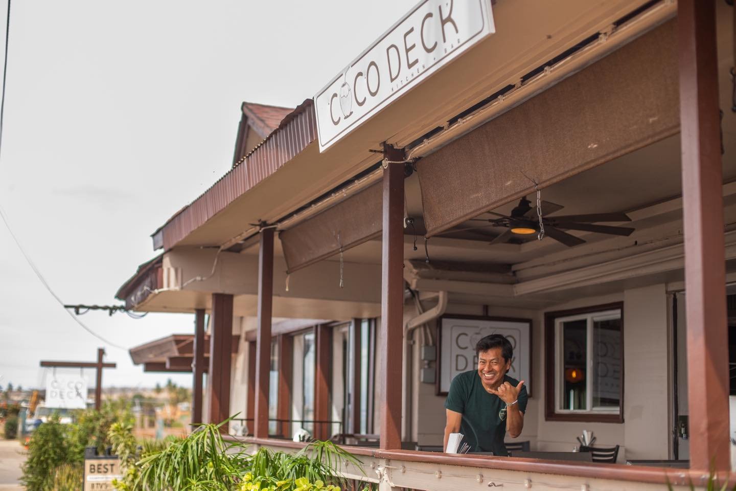 Shaka if you're ready for a good time with us 🤙

#cocodecklahaina #cocodeck #lahaina #oceanfrontdining #mauirestaurant 
#maui #thekitchenassassin