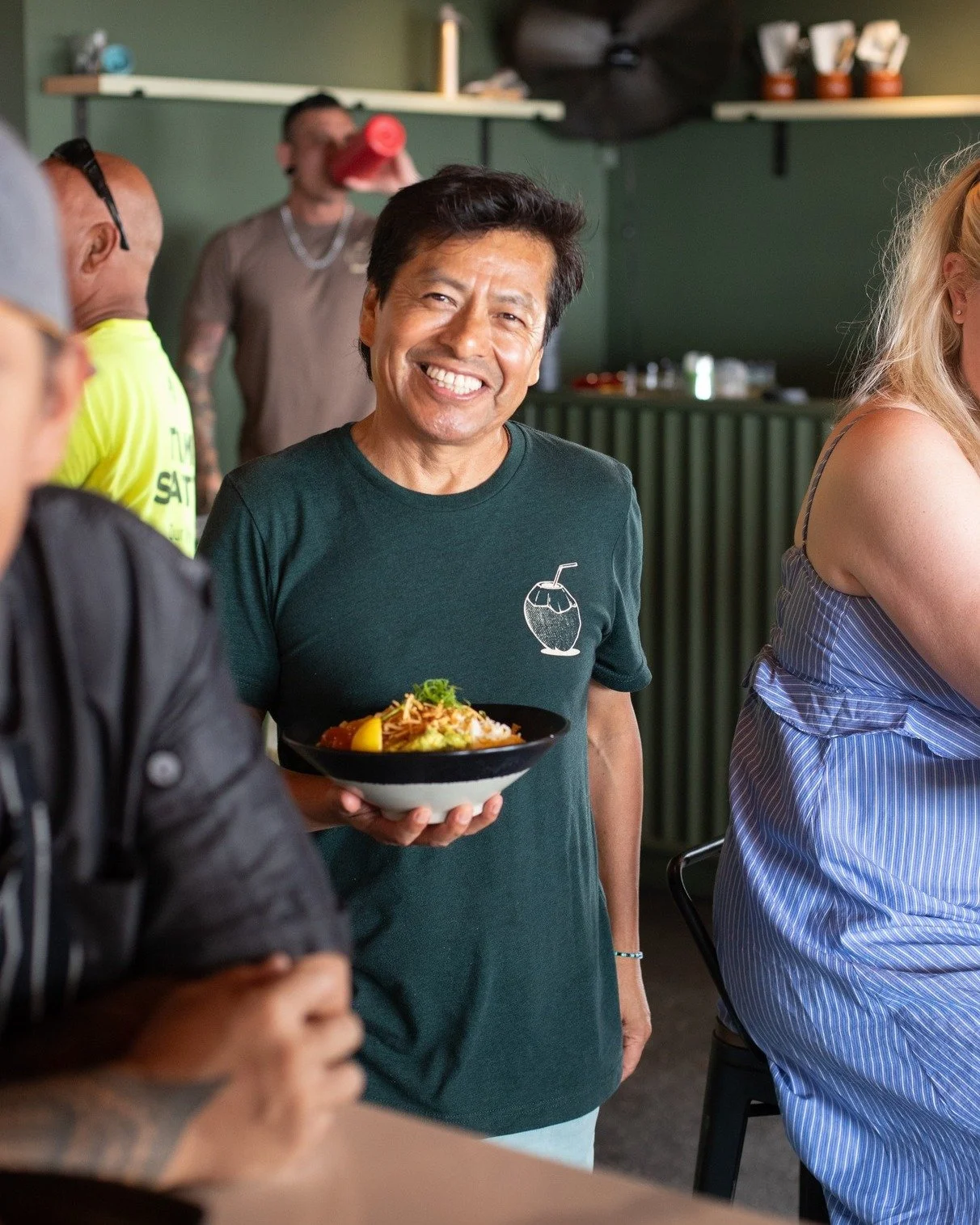 A warm smile and a good plate of food&hellip; Martin&rsquo;s got both covered! 🤙🏾 We&rsquo;ll see you at The Deck!

#cocodecklahaina #mauidining