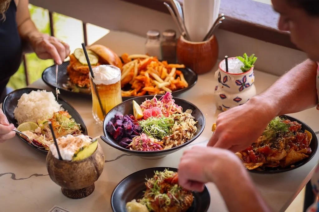 A table full of favorites and a whole lot of aloha 🌺 The type of meal that turns into staying for another round of drinks 😉