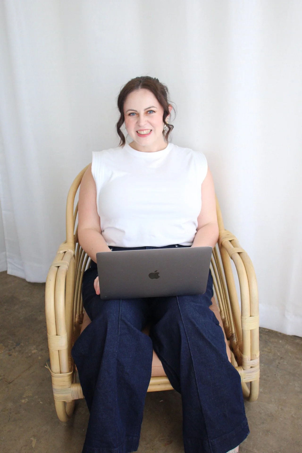 Aubrey Richardson, therapist in Texas, smiling while on the phone, inviting new clients to schedule a consultation for burnout and people-pleasing recovery