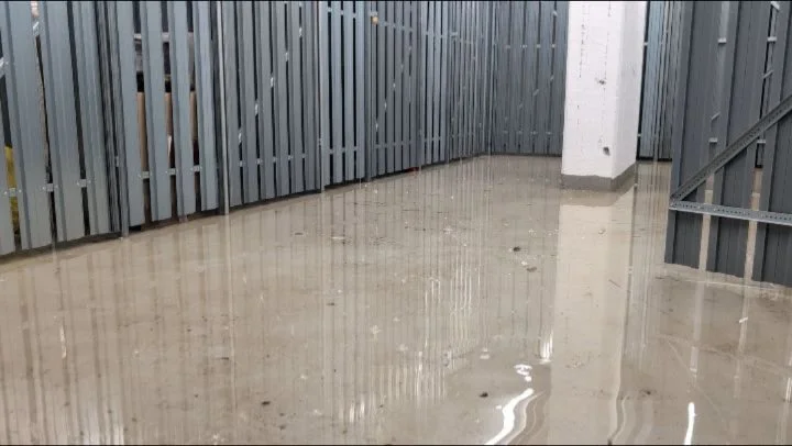 Heute ein dringender Einsatz: Der Boden in diesen Keller ist Unterwasser, durch ein Schaden an einer Heizung in der dar&uuml;berliegenden Etage, und das 
Wasser muss weg, bevor Folgesch&auml;den entstehen!

​Solche Feuchtigkeitssch&auml;den sind nich