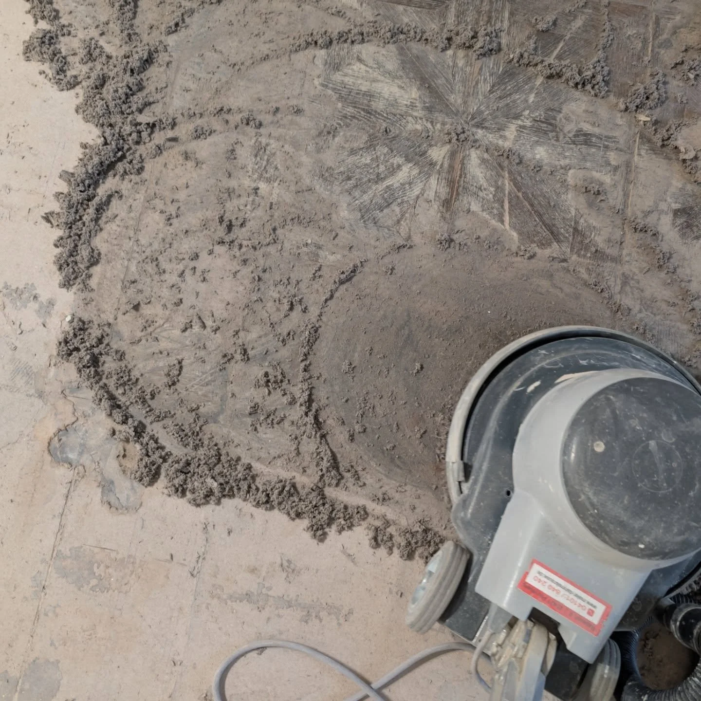 Teil 3 in der Rothenbaumchaussee

Parkettaufbereitung, aus alt und kaum zu sehen wird schick und edel. 🌟✨🪵

#Maler #Malermeister #Dahms #Parkett #schleifen #pinneberg #Hamburg #rothenbaumchausee #wirmachens🎨 #alt #neu