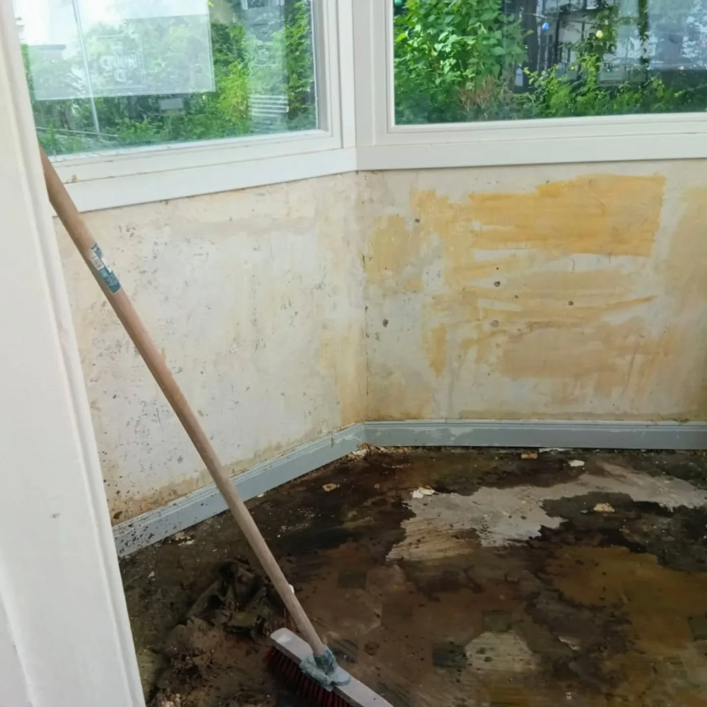 Teil 2 

Weiter geht es in der Rothenbaumchaussee mit dem Designbelag.🌟

Hier ein kleiner Einblick in unsere Arbeiten, vom Aufbereiten bis zum finalen Produkt. 🔨

#malermeister #malermeisterdahms #wirmachens #neu #designbelag #renovierung #hamburg 