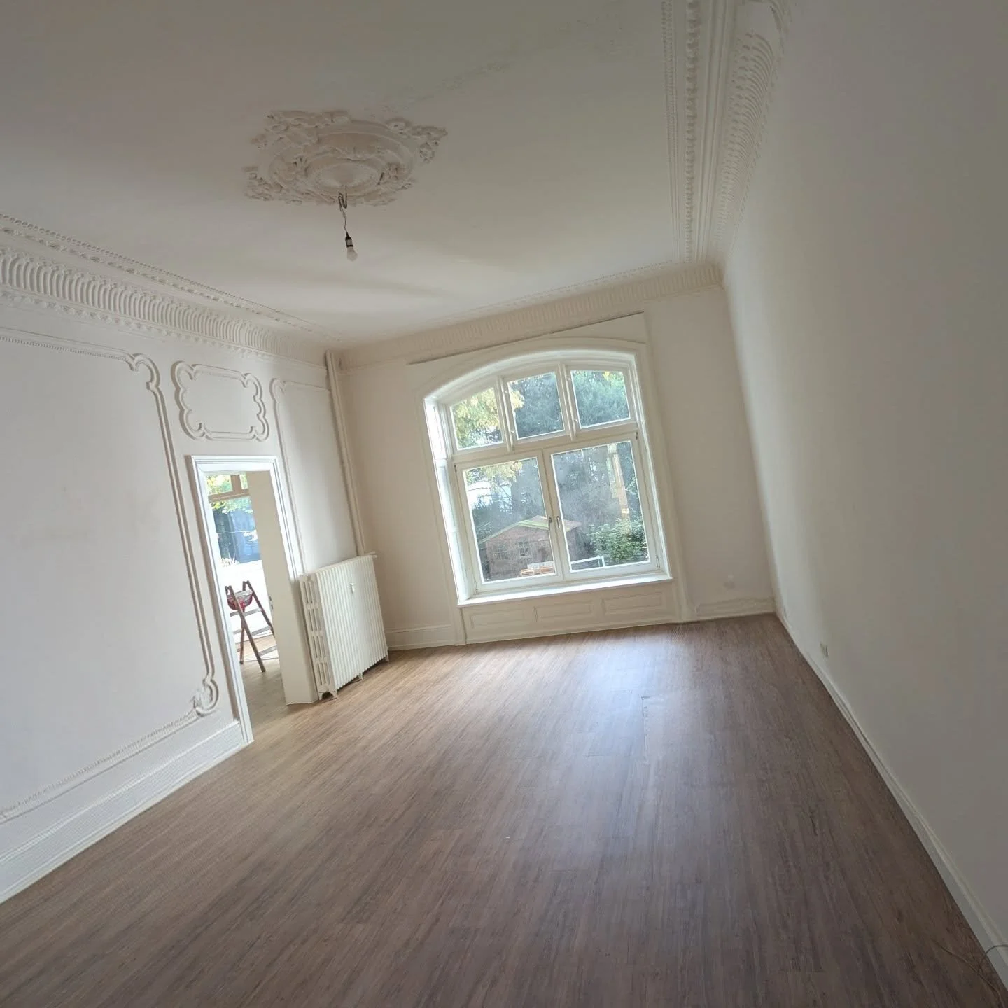 Der erste "kleine" Einblick in eine tolle Baustelle einer alten Villa an der Rothenbaumchaussee, im R&uuml;ckblick. 🔁

Decke, W&auml;nde samt Boden wurden saniert/renoviert. 

Der Boden wurde vom Teppich befreit, wodurch ein  uralter Parke