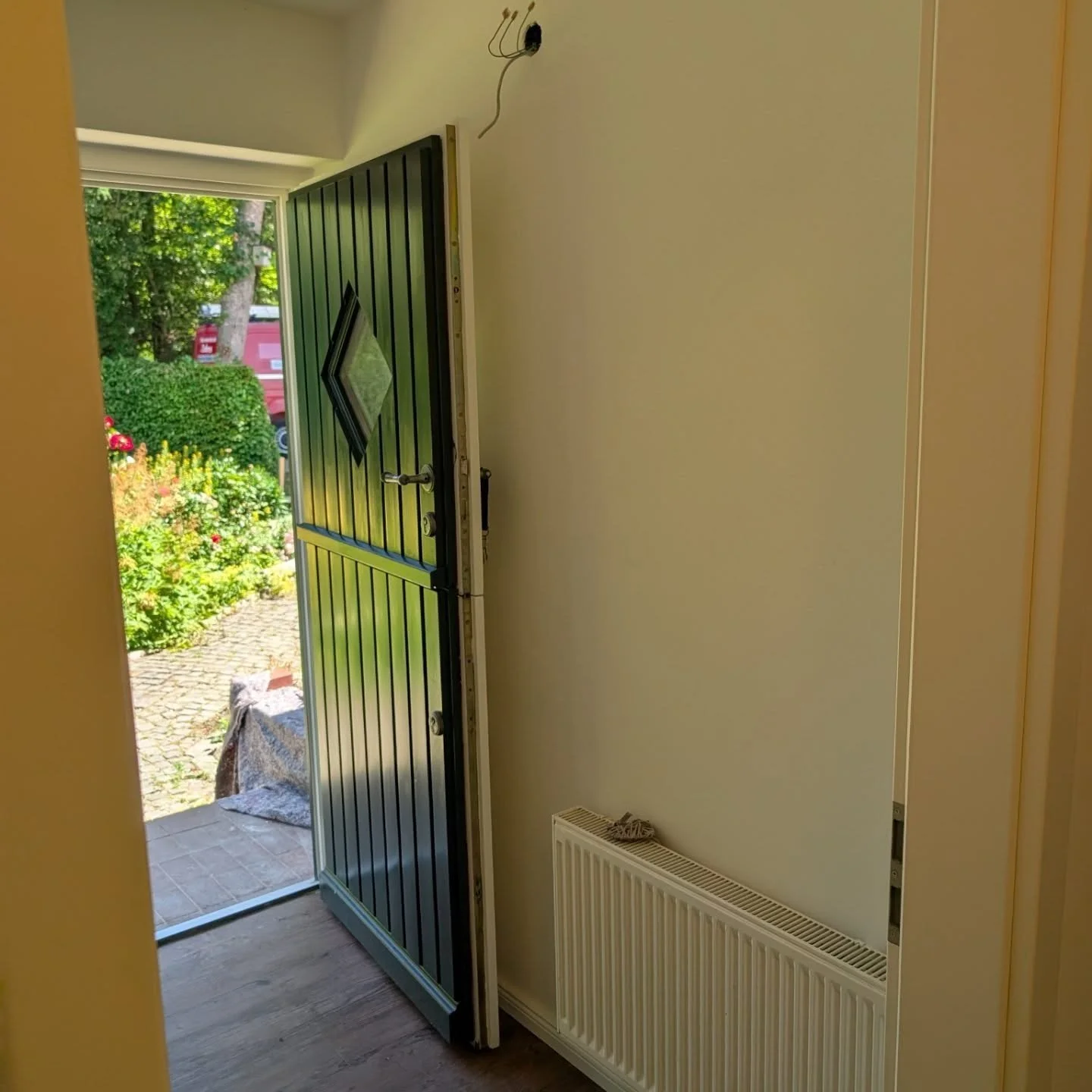 🔴Komplett Renovierung🔴

Nach einem Brandschaden musste das Haus im kompletten wiederhergestellt und gestaltet werden. 

Also Trockenbau neu ✅
Decken und W&auml;nde im Haus neu verputzten ✅
Holz- und Lackier arbeiten ✅
Decken und W&auml;nde streiche