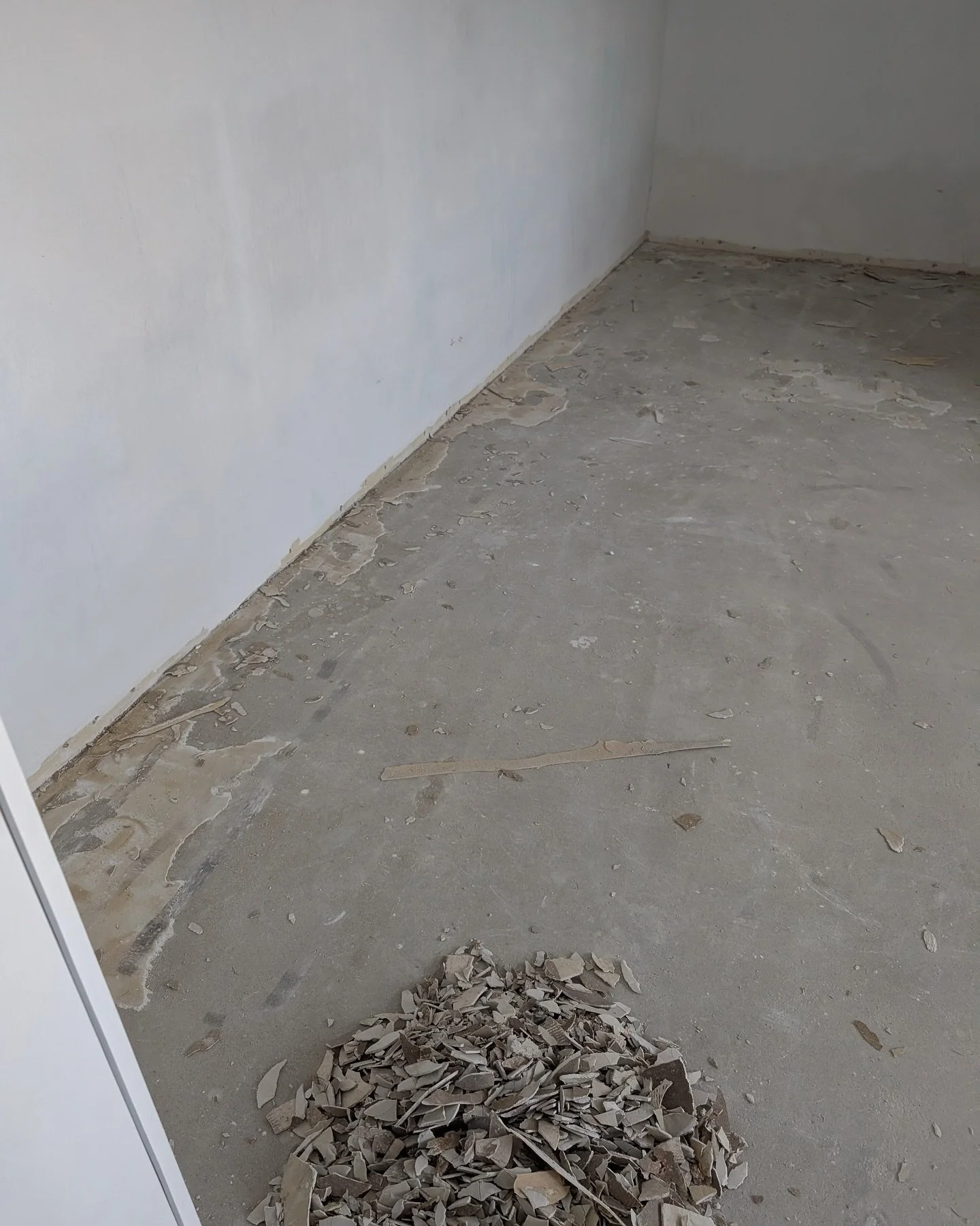 Alter Boden raus- neuer Boden rein 

Dazu wurden alle Zimmer neu gestrichen und Zargen neu Lackiert werden

#malermeisterdahms #dahms #malermeister #maler #boden #Ausgleichen #abrei&szlig;en #neu #alt