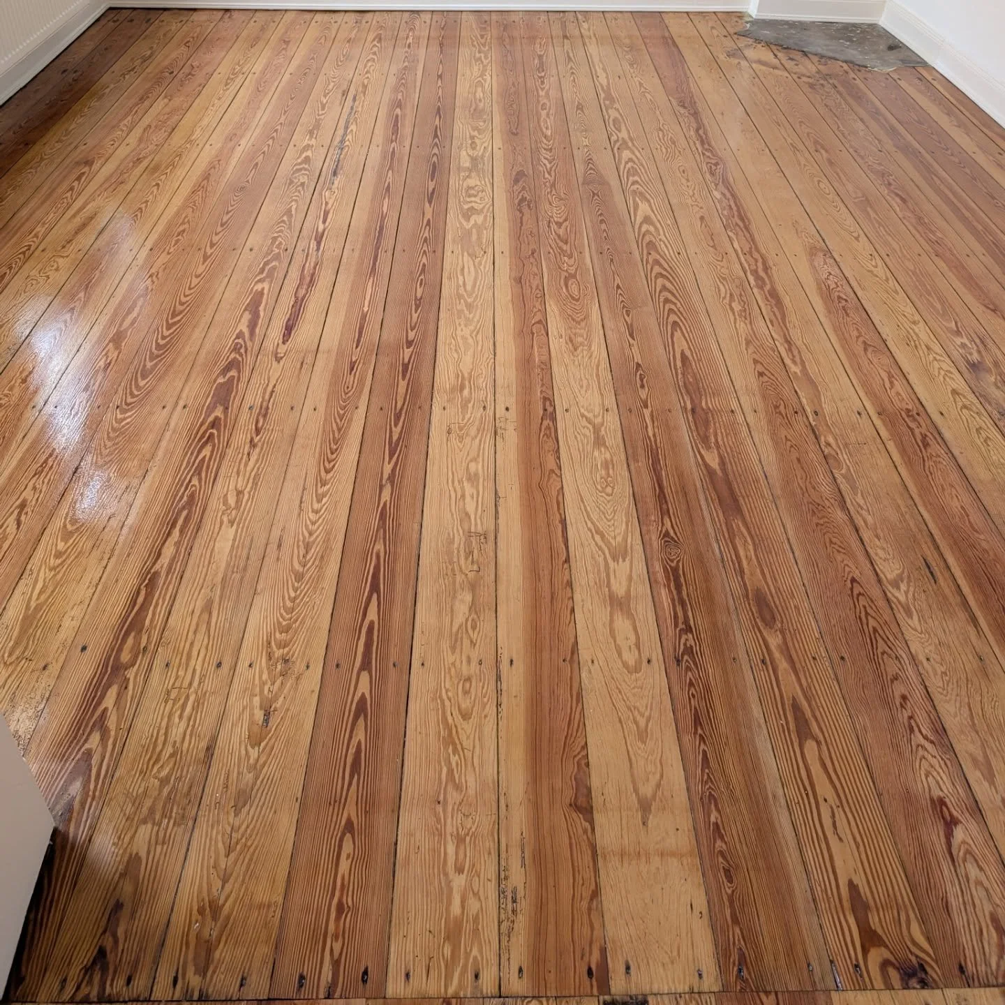 Dem Parkett neues Leben geben. Hier haben wir den kompletten Parkett in der Wohnung aufbereitet, mehrmals geschliffen und am Ende eine neue Versiegelung aufgetragen damit der Holz lange gesch&uuml;tzt bleibt.

Zus&auml;tlich wurden die Decken und W&a