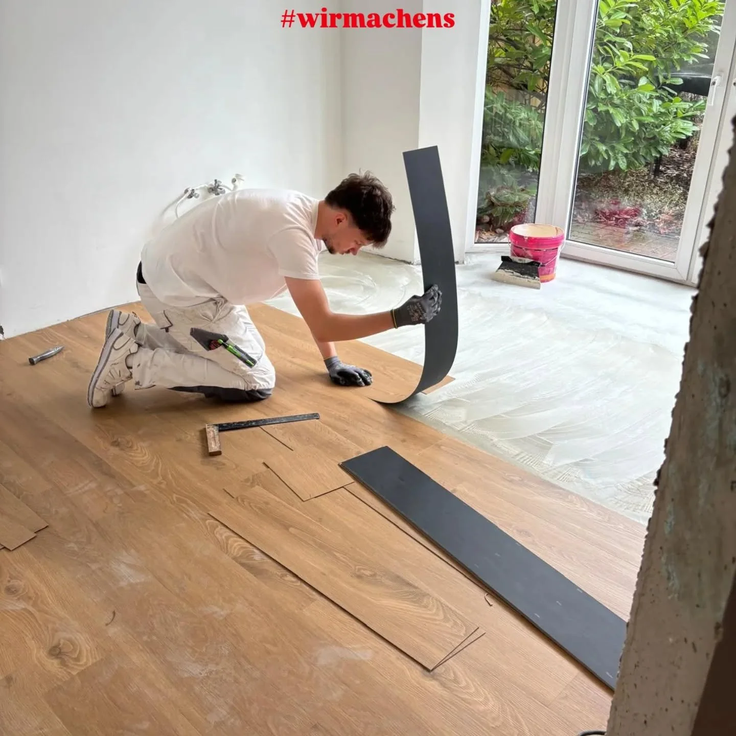 Ein neuer Boden ver&auml;ndert den gesamten Raum &ndash; aber nur, wenn er perfekt liegt. Ob Parkett, Laminat oder Designboden:
Wir legen Wert auf Details, saubere Kanten und ein Ergebnis, das sich sehen lassen kann. 🏠🙌
Warum wir?
Fachgerechte Verl