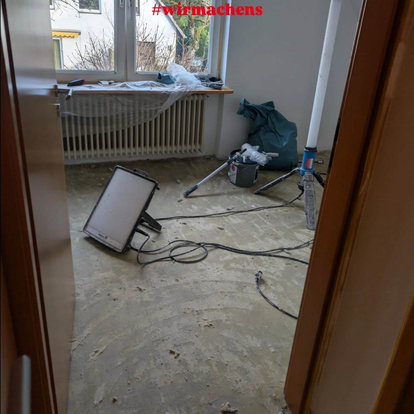 Alter Teppich raus und neuer rein, vorher den Boden ordentlich abschleifen und von s&auml;mtlichen R&uuml;ckst&auml;nden des Altbelags, abspachteln und neuer Teppich rein.

#wirmachens #teppich #bodenbelag #Renovierung #malermeister