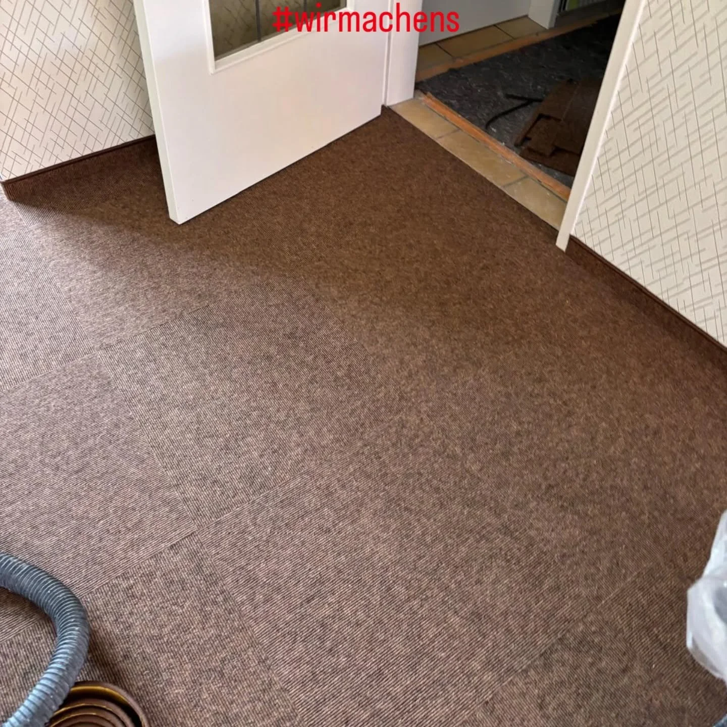 Komplettes Raum-Makeover! ✨🤯 Wir haben hier richtig Gas gegeben:
✅ W&auml;nde gespachtelt &amp; geschliffen
✅ Decke frisch wei&szlig; gestrichen
✅ Neue, stylische Mustertapete tapeziert
✅ Und als Highlight diese gem&uuml;tlichen Teppichfliesen verle