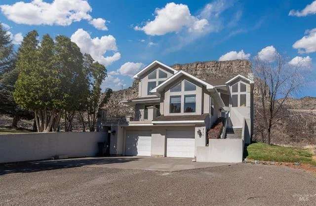 711 Falls View Dr - Twin Falls 