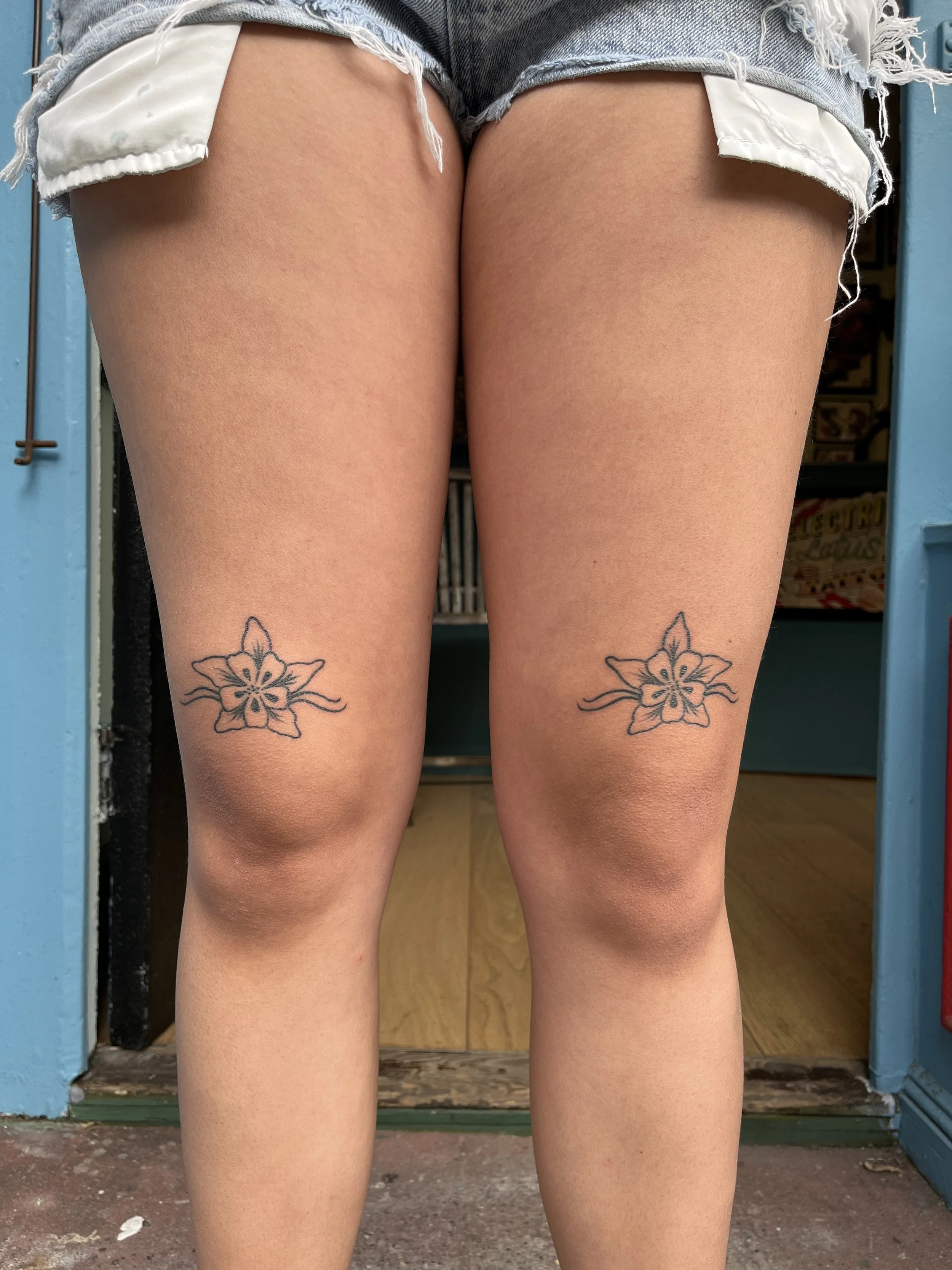 Julius-Forte-Tattoo-Portfolio-Brooklyn-Matching-Flower-Knee-Tattoos.jpg