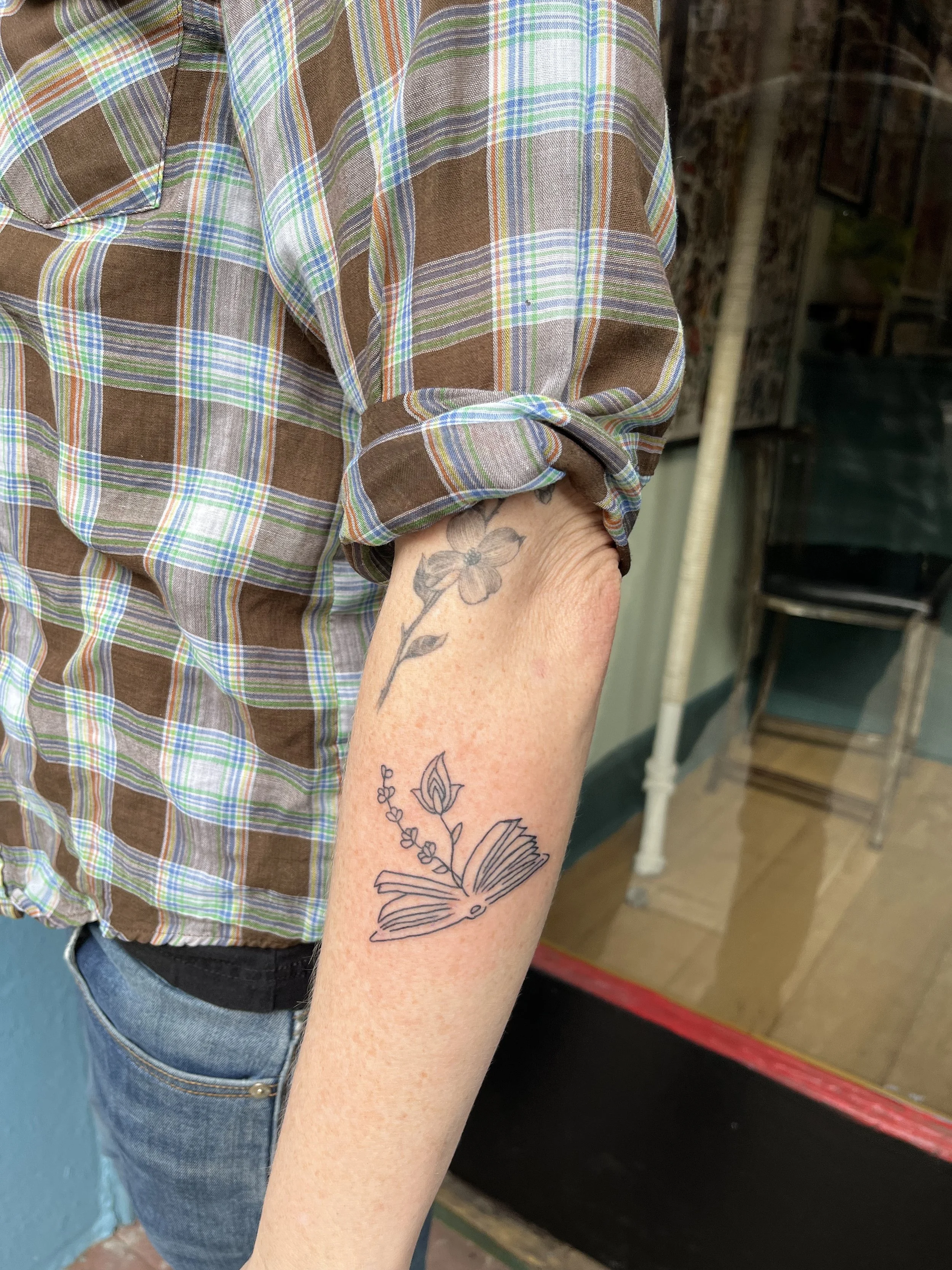 Julius-Forte-Tattoo-Portfolio-Brooklyn-Violet-Flower-Wrist-Tattoo.jpg