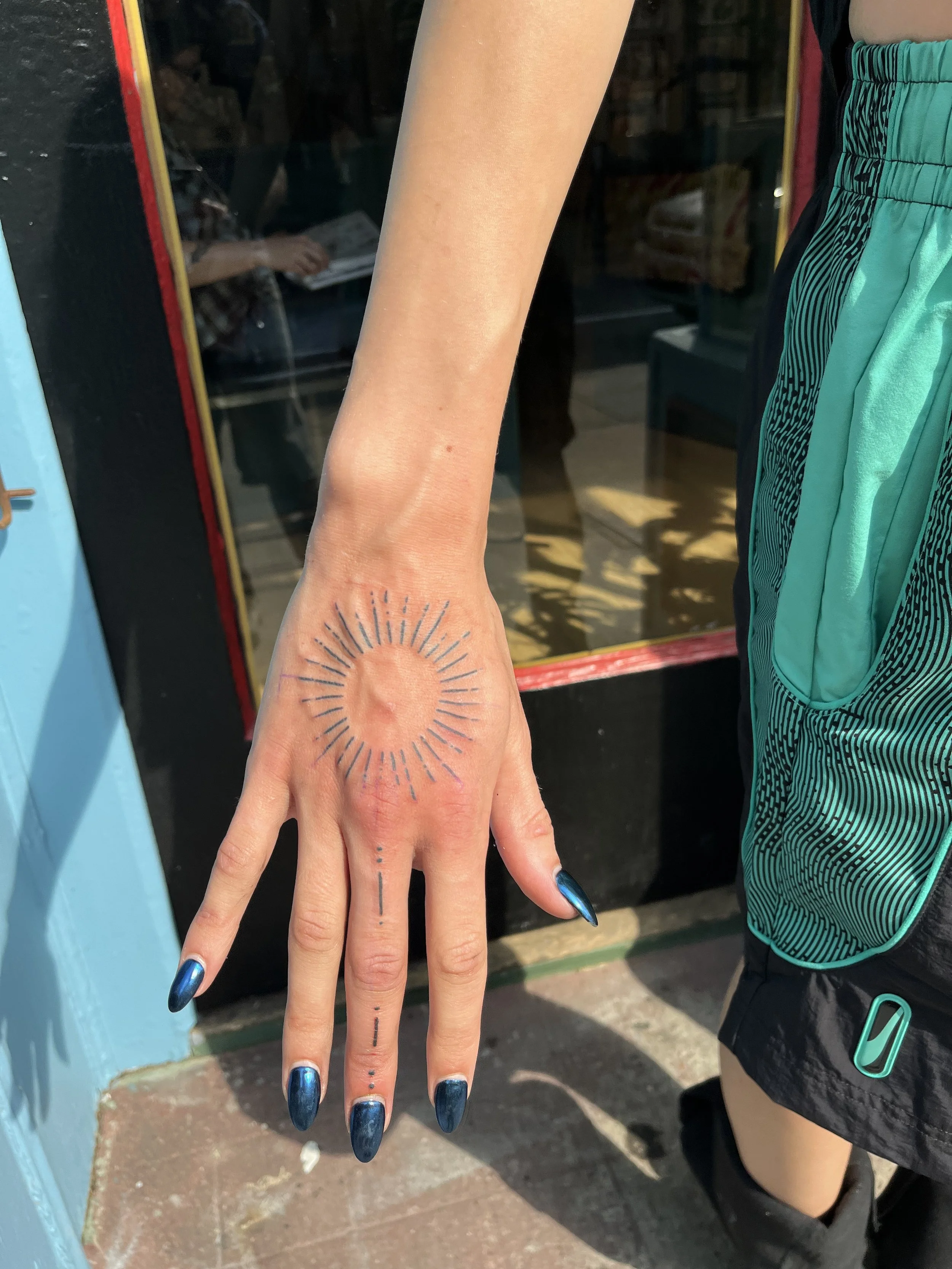 Julius-Forte-Tattoo-Portfolio-Brooklyn-Sunburst-Hand-Tattoo.jpg