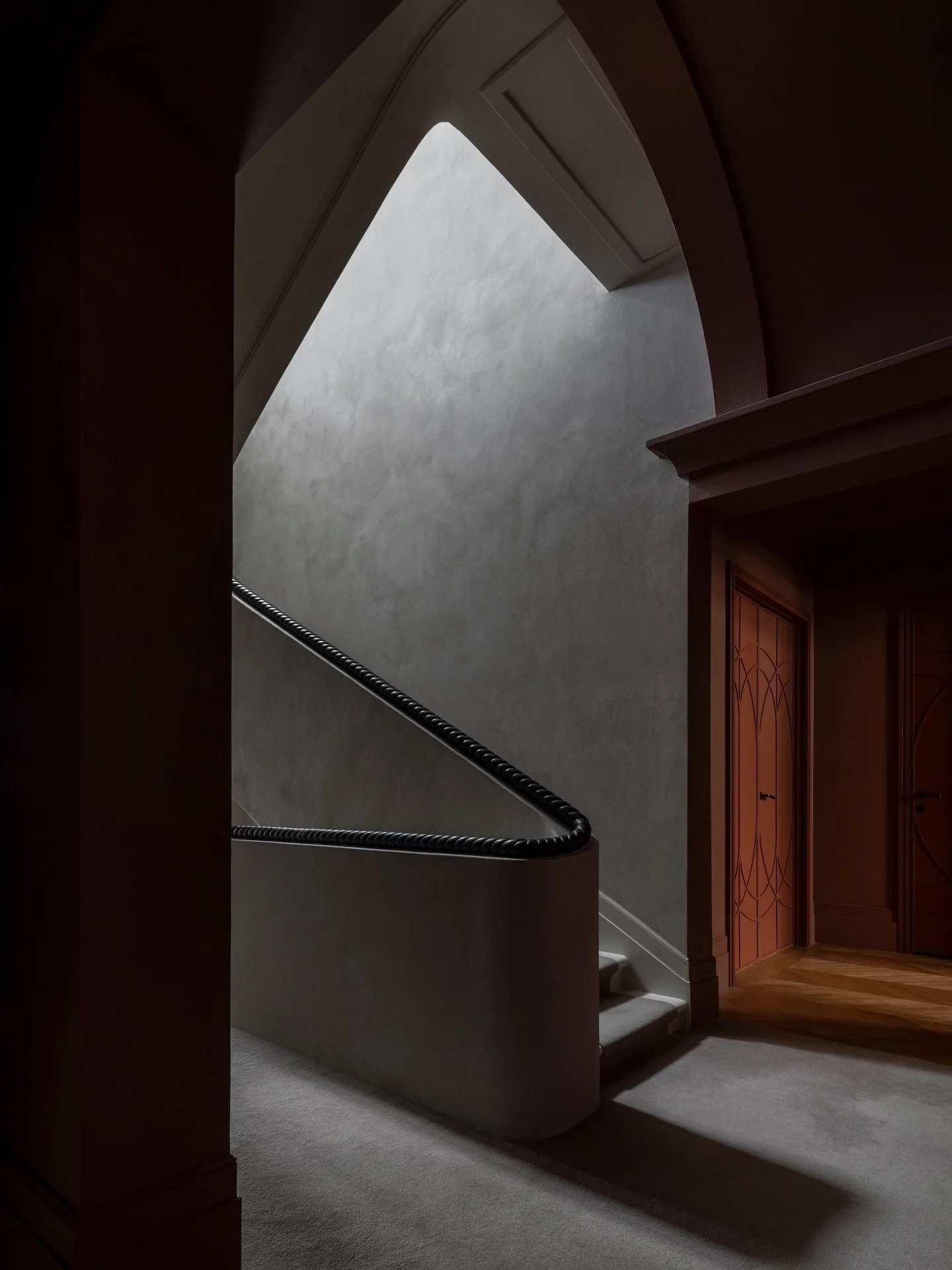 A mesmerising stairway that seems to quietly glow with a sacred light. These are some photographs I took in 2022 of an interior project by the talented @coutumestudio with lights by @and_light