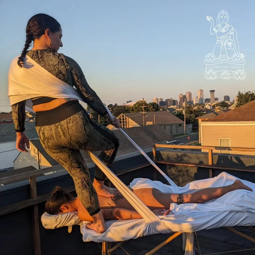 Gettin' up, on the, downstroke. Root, rise, lengthen, balance, release, melt. December books are open! 
📷 @kiahdarion 
•
•
•
•
•
•
•
•
•
#deeptissuemassage #structuralintegration #myofascialrelease #bo