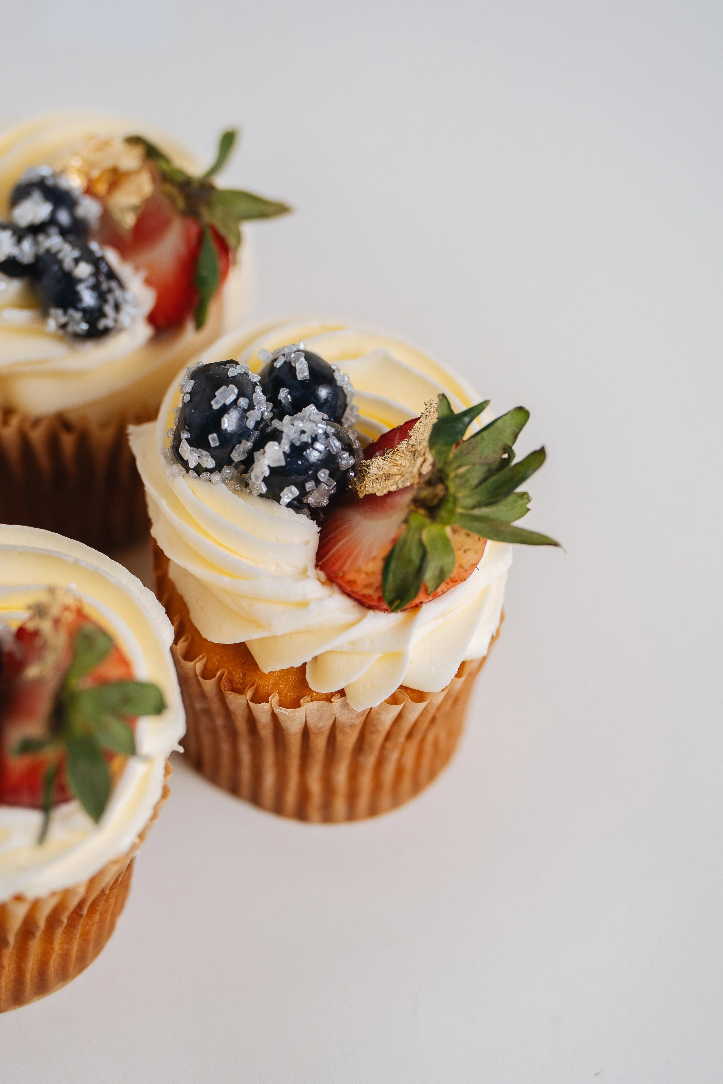 sweet family secrets/vanilla cupcake/vanilla/american buttercream/chocolate/strawberries/blueberries/glazed fruits