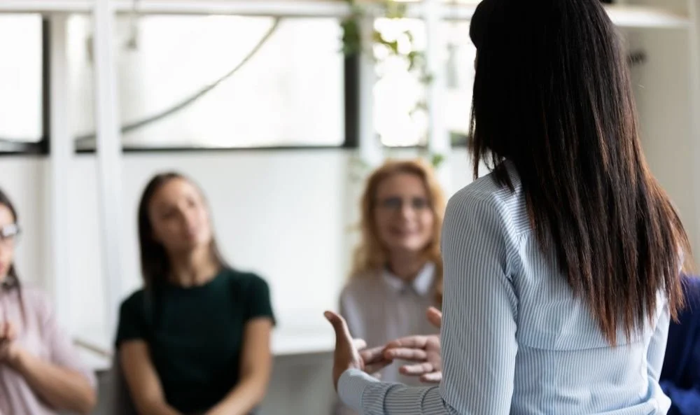 Coach ejecutiva comunicandose con Líderes y directivas dee empresa en una sesión de coaching