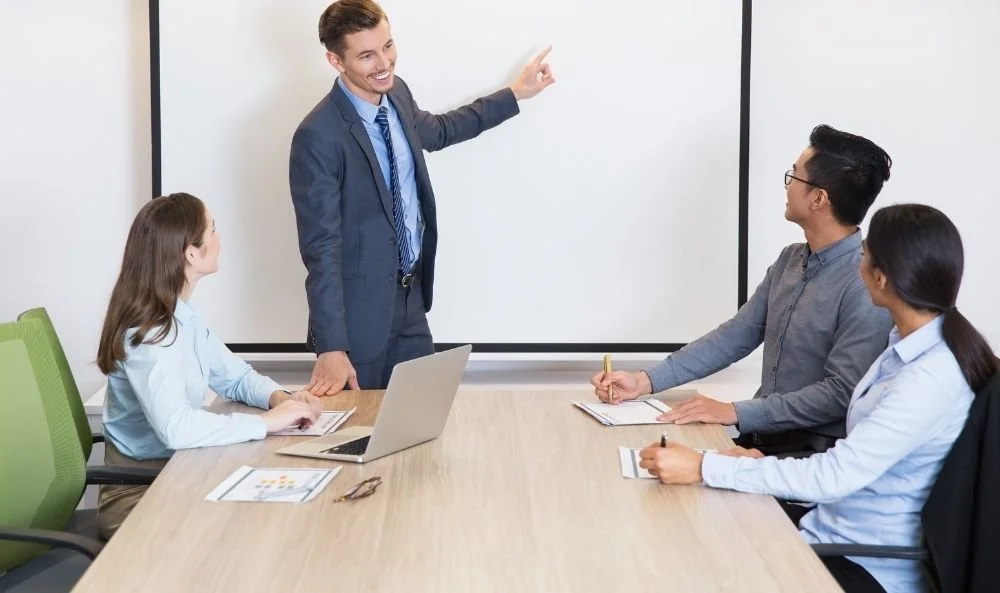 Líder Empresarial comunicándose de manera efectiva tras trabajar con un coach ejecutivo.