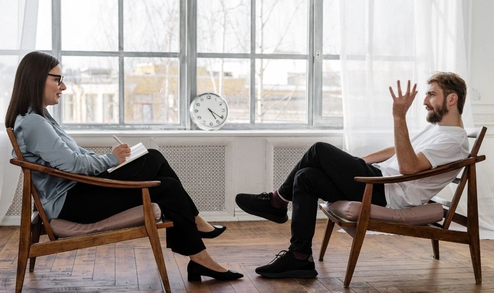 Coach ejecutiva en sesión con directivo  emprendedor de empresa