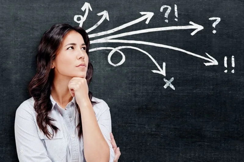 Mujer en proceso de coaching para toma de decisiones con foco y confianza