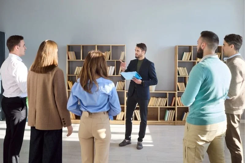 Coach ejecutivo liderando procesos en un equipo de trabajo