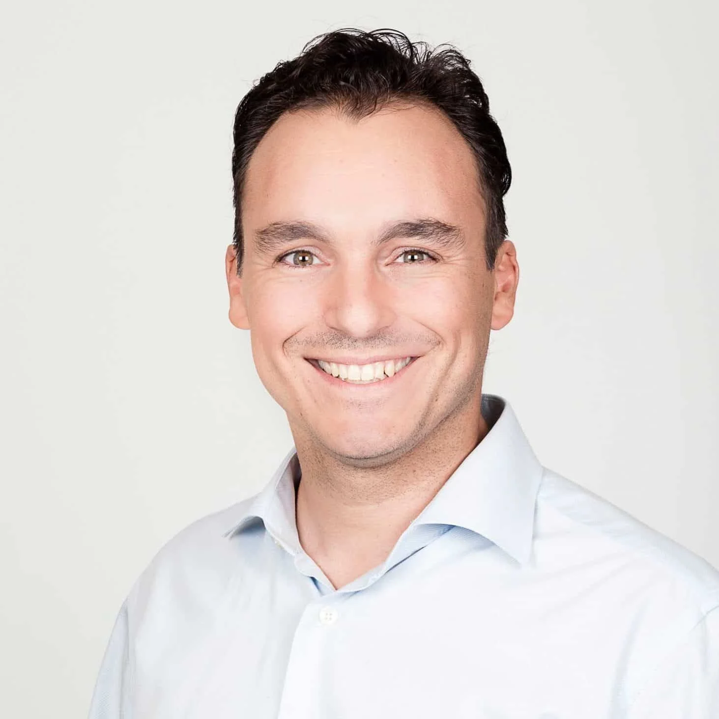 Luis González, Profesor del Instituto Europeo de Coaching. Persona sonriendo con cabello corto y camisa clara.