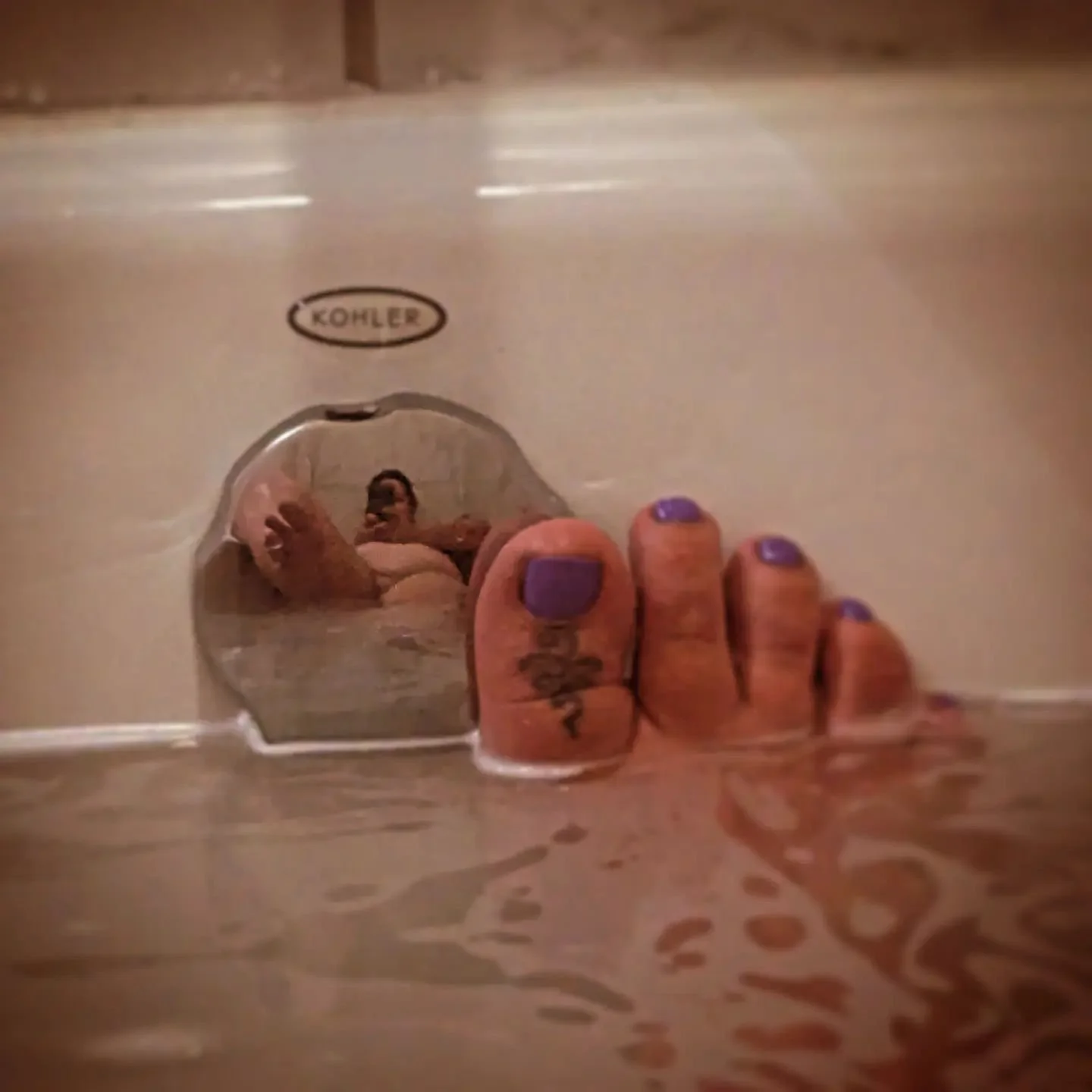 Drink it up 
.
.
.
.
.
.
.
.
.
.
.
.
#torontofootfetish #torontoescorts #thickthighlife #footqueen #foottattoo #bathwater #fssw #304