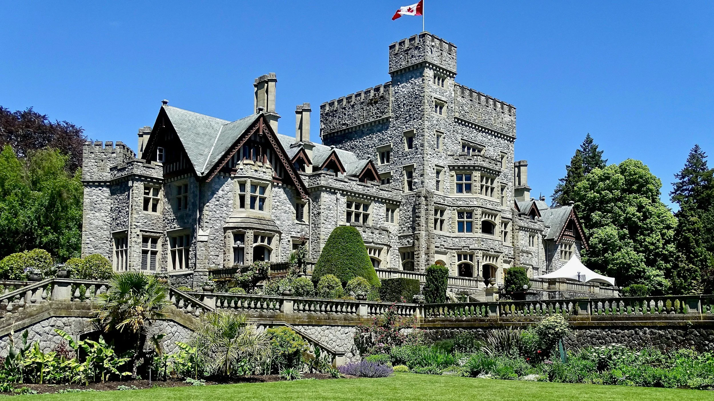 hotel with free parking in victoria bc