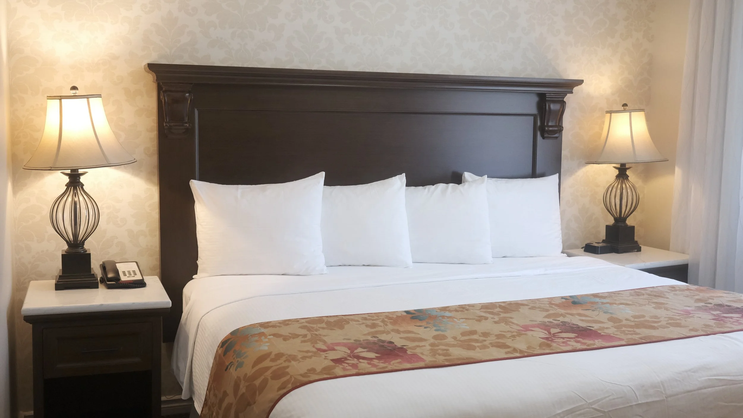 Arbutus Inn King Room